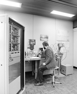 883333 Afbeelding van een medewerker van het Gasbedrijf Centraal Nederland (Atoomweg 50) te Utrecht, met enkele instrumenten.